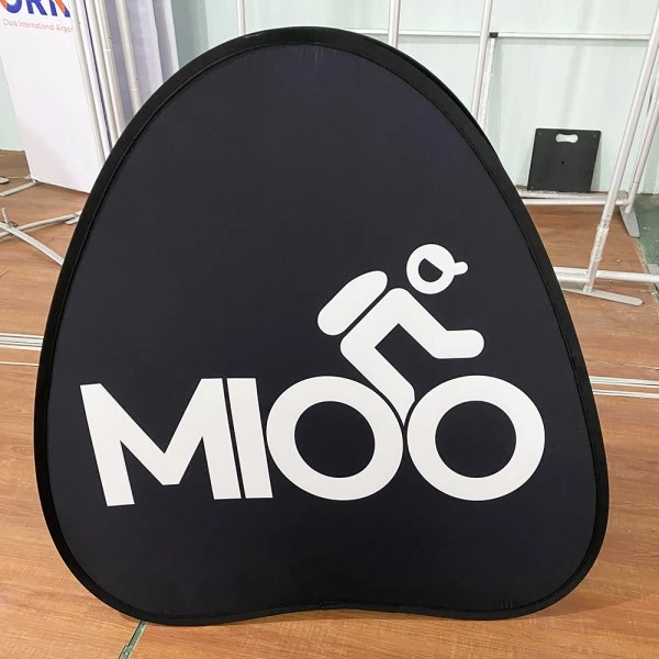 Pourquoi les bannières pop-up triangulaires deviennent-elles l'outil de publicité extérieure le plus efficace pour les événements et les promotions